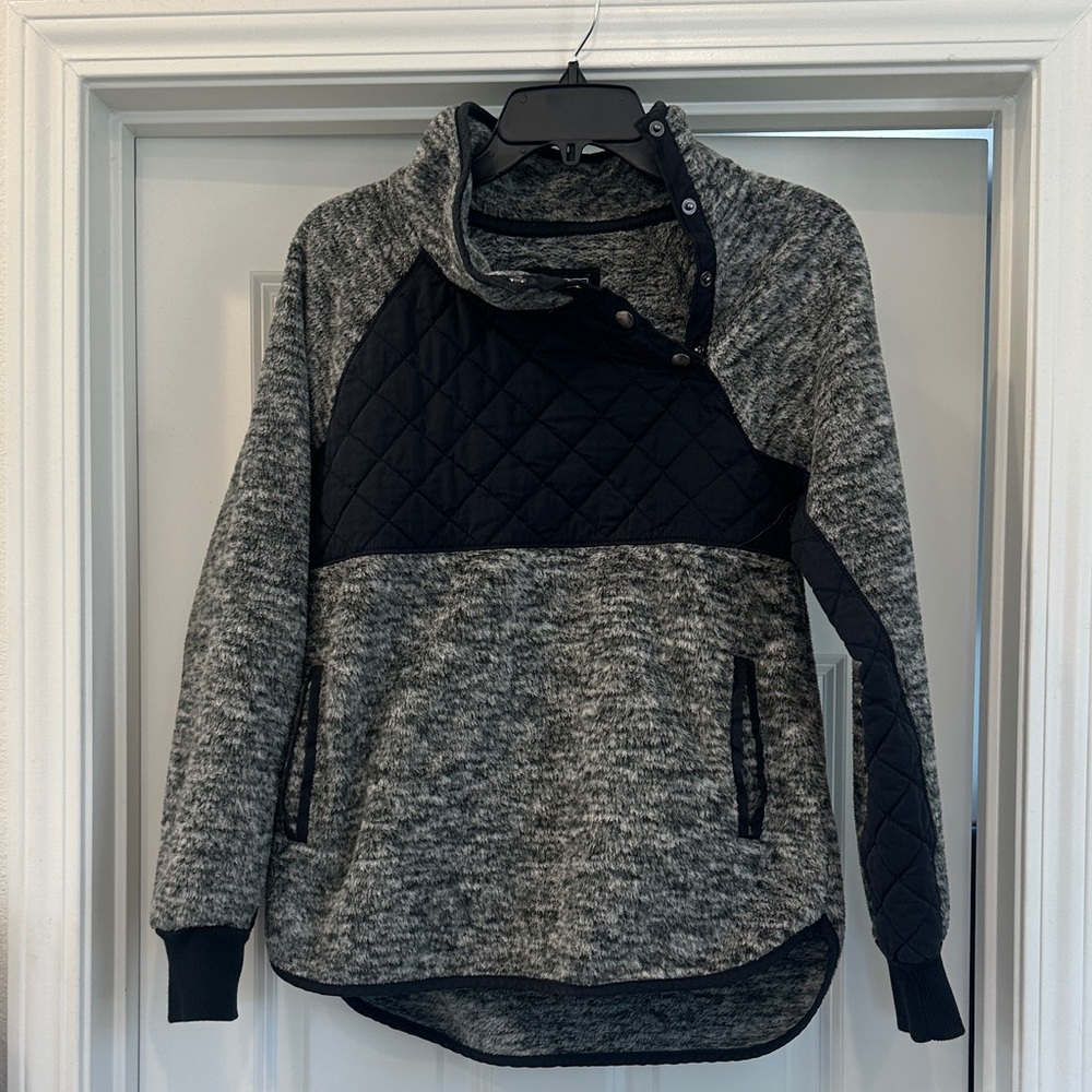 Abercrombie & Fitch: Women’s Gray and Black Women's Sweater with quilted detail